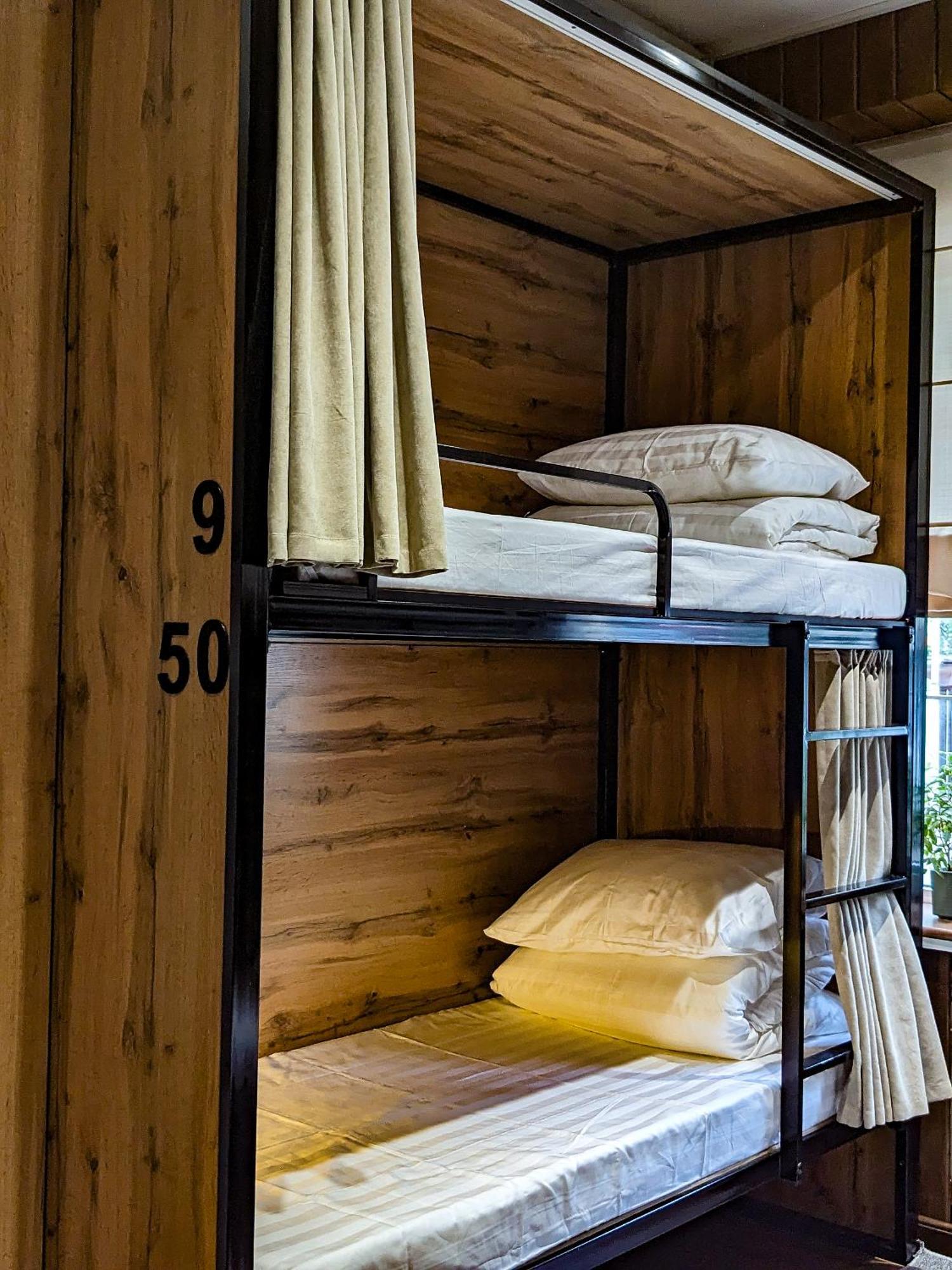 Aiva Hostel ビシュケク エクステリア 写真
