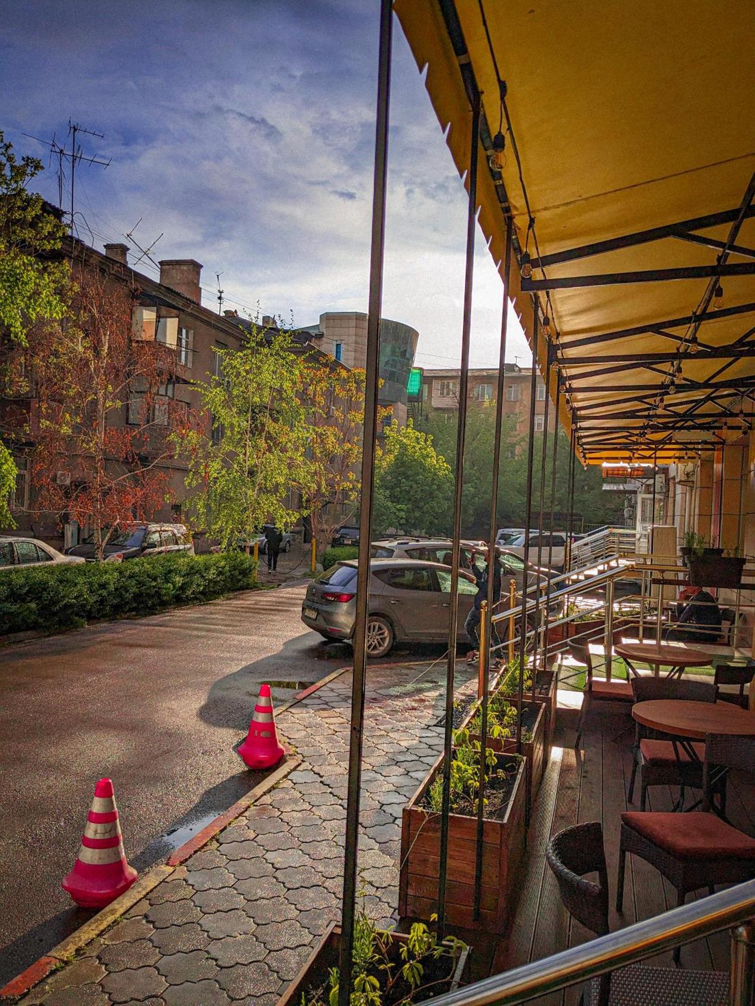 Aiva Hostel ビシュケク エクステリア 写真
